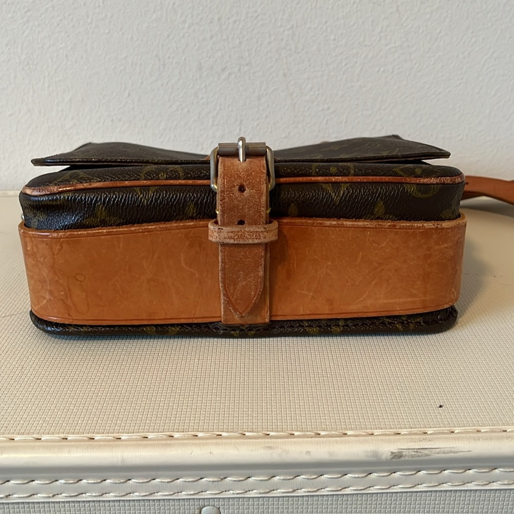 Louis Vuitton Monogram Crossbody - Picture 5 of 16
